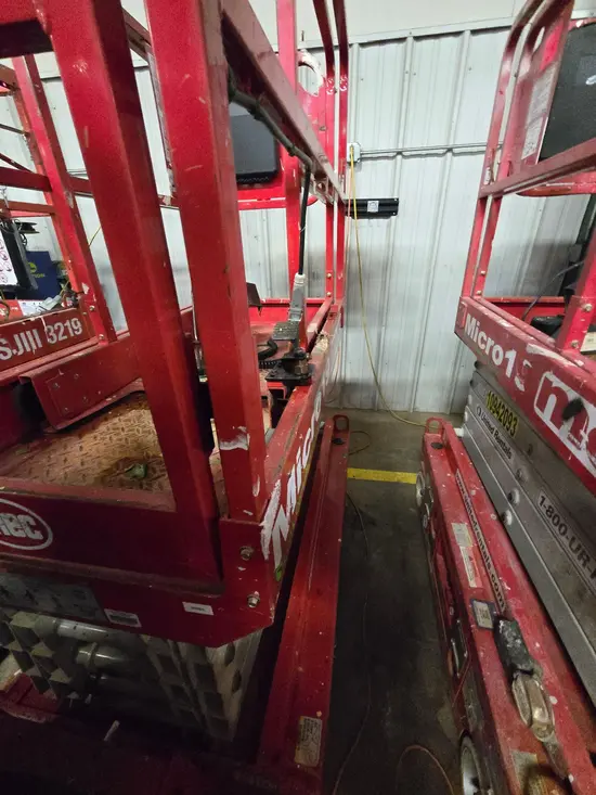 2019 MEC MICRO 19 Scissor Lift