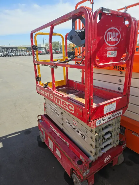 2018 MEC MICRO 19 Scissor Lift