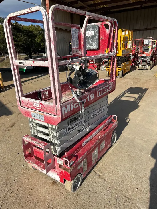 2018 MEC MICRO 19 Scissor Lift