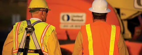 2 workers wearing PPE