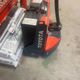 2022 Toyota 8HBW23 Jack